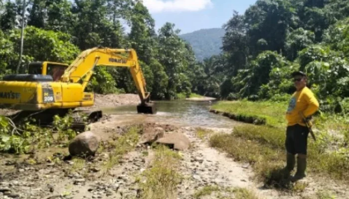 Anggota DPRD Luwu Utara Jalisman.,SE Tinjau Normalisasi Sungai di Desa Kalotok   