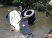 Mobil Truk yang Diduga Mengangkut BBM Ilegal Terjun ke Sungai Desa Samaenre, Kabupaten Pinrang, Sulawesi Selatan (Sulsel).