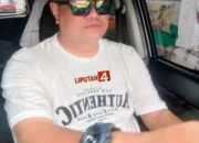 Dua jenis komunikasi: Demonstratif (logis), penuh Bukti; dan persuasif, yang Mainnya di emosi, bukan akal Retorika bisa jadi jalan Kebaikan, tapi juga senjata Manipulasi.