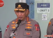 Kapolri Tempel Barcode di Semua Lokasi Publik Kapolri Listyo Sigit Prabowo Kepolisian Republik Indonesia Memperkuat Sistem Pengawasan Internal Melalui Teknologi Barcode yang Dipasang di Berbagai Titik Publik.