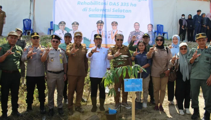 Gubernur Sulsel Serahkan Hibah Alat Berat dan Lakukan Penanaman Bibit Rehabilitasi DAS di Area Bantaran Sungai Masamba