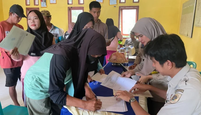 Perkuat Reforma Agraria, Kantor Pertanahan Kabupaten Luwu Utara Serahkan Sertipikat Redistribusi Tanah Tahun 2025 di Desa Salekoe