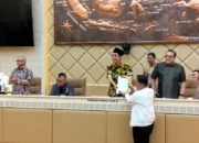 Ketua DPRD Luwu Utara, Husain, SE. Menyerahkan Surat Permintaan Pemekaran DOB Luteng dan Provinsi Luwu Raya Kepada Presiden Prabowo Subianto Melalui Pimpinan Komisi II DPR RI.