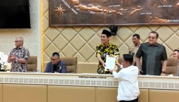 Ketua DPRD Luwu Utara, Husain, SE. Menyerahkan Surat Permintaan Pemekaran DOB Luteng dan Provinsi Luwu Raya Kepada Presiden Prabowo Subianto Melalui Pimpinan Komisi II DPR RI.