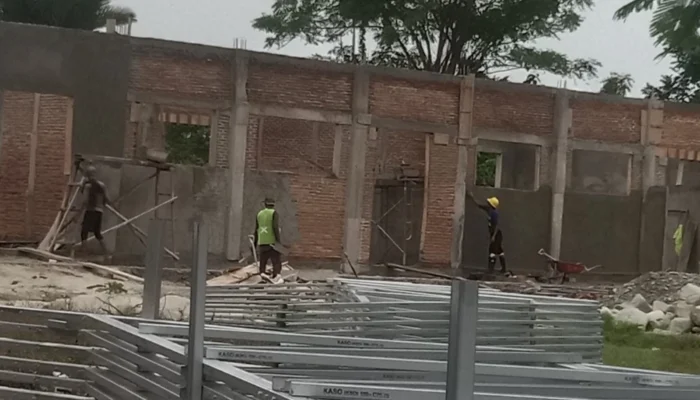 Pengerjaan proyek pembangunan Revitalisasi di Sekolah Madrasah Aliyah DDI Masamba  hampir Rampung.