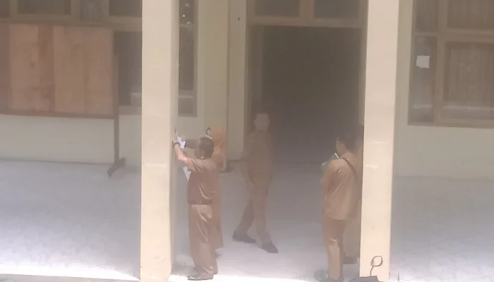 di Beri Amanah Bupati Lutra Mengembang 3 Jabatan.jumal Lussa  Lebih Mempermudah Bagi Pegawai yang  Memerlukan Tanda tangan Darinya.