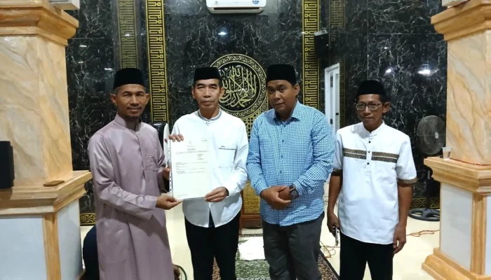 Safari Ramadan di Rampoang, Kepala Kantor Pertanahan Kota Palopo Serahkan Sertipikat Wakaf Masjid Jabal Nur