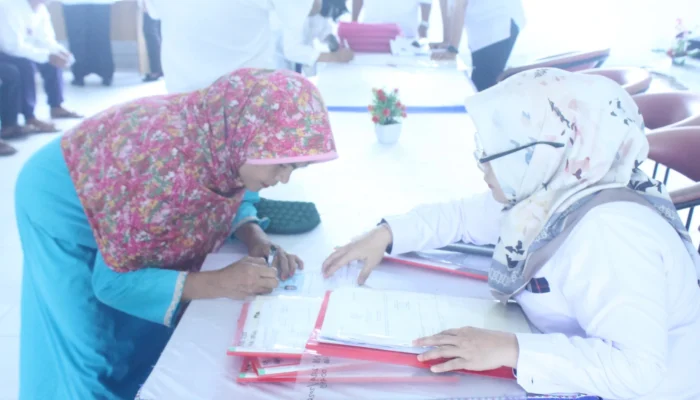 Di Sela Kegiatan Tanya Kapolo On The Spot, Kepala Kantor Pertanahan Kota Palopo Serahkan 57 Sertipikat PTSL di Mungkajang
