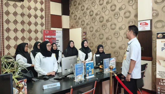 Dorong Pelayanan Berkualitas, Cepat dan Responsif, Kasubag TU Pimpin Briefing Petugas Loket