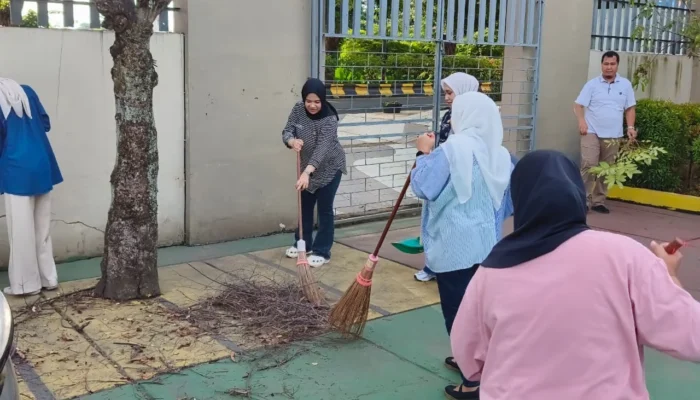 Jumat Bersih Kantor Pertanahan Kota Palopo: Perkuat Gotong Royong, Wujudkan Lingkungan Kerja Bersih dan Produktif