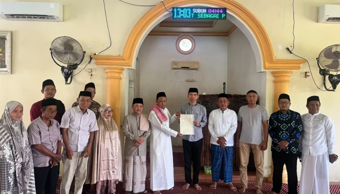 Kepala Kantor Pertanahan Kota Palopo Serahkan Sertipikat Wakaf Masjid Riyadhul Jannah, Wujudkan Kepastian Hukum Aset Ibadah