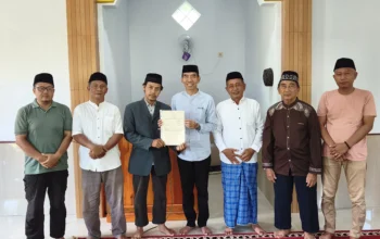 Safari Jumat, Kepala Kantor Pertanahan Kota Palopo Serahkan Sertipikat Tanah Wakaf Masjid Jabal Rohmah di Wara Utara