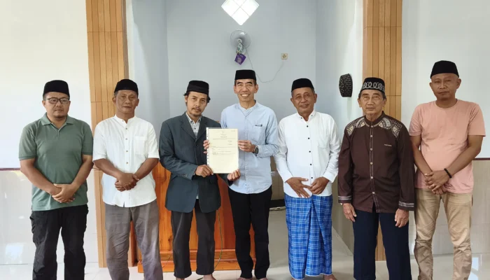 Safari Jumat, Kepala Kantor Pertanahan Kota Palopo Serahkan Sertipikat Tanah Wakaf Masjid Jabal Rohmah di Wara Utara