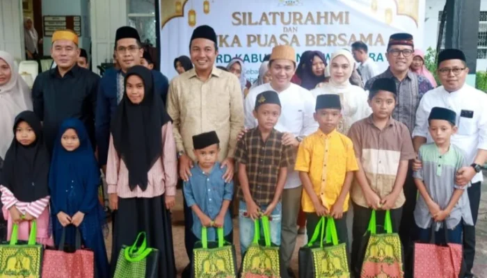 Ketua DPRD Luwu Utara Salurkan Santunan Kepada Anak Yatim 