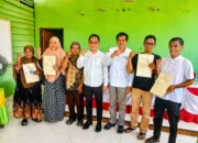 KLARIFIKASI RESMI TERKAIT INFORMASI YANG BEREDAR DI MEDIA SOSIAL TENTANG PROSES PERALIHAN HAK TANAH   LUWU UTARA – Menanggapi informasi dan unggahan yang beredar di media sosial terkait dugaan keterlambatan pelayanan proses balik nama sertifikat tanah, Kepala Kantor Pertanahan Kabupaten Luwu Utara memberikan penjelasan dan klarifikasi resmi demi memberikan pemahaman yang benar kepada masyarakat luas.   Kepala Kantor menegaskan bahwa pihaknya sangat menghargai setiap masukan dan kritik, namun berkewajiban meluruskan fakta agar tidak terjadi kesalahpahaman yang lebih luas.   Fakta dan Kronologi Permohonan   Dalam kesempatan tersebut, Kepala Kantor memaparkan detail teknis dan hukum dari kasus yang dimaksud:   Permohonan yang dipermasalahkan diajukan oleh kuasa pemegang hak atas sebidang tanah dengan status SHAT tahun 1977. Dasar peralihan hak yang digunakan adalah transaksi jual beli di bawah tangan yang terjadi pada tahun 2017.   Sesuai dengan ketentuan hukum yang berlaku, khususnya Peraturan Pemerintah No. 24 Tahun 1997 tentang Pendaftaran Tanah, peralihan hak atas tanah karena jual beli wajib dibuktikan dengan Akta Jual Beli (AJB) yang dibuat di hadapan Pejabat Pembuat Akta Tanah (PPAT).   Kendala Hukum Utama   Dalam penelitian berkas, ditemukan kendala mendasar yang tidak disebabkan oleh pelayanan, melainkan kondisi hukum objek:   “Pihak penjual sebagai subjek hukum yang melepaskan hak sudah tidak diketahui lagi keberadaannya. Hal ini menyebabkan tidak memungkinkan untuk dibuatkan Akta Jual Beli (AJB) secara konvensional sebagaimana prosedur normal.”   Oleh karena itu, satu-satunya jalan hukum yang sah dan diakui negara untuk memindahkan hak tersebut adalah melalui Penetapan Pengadilan Negeri.   Mengapa Proses Memakan Waktu?   Kepala Kantor menjelaskan bahwa durasi penyelesaian yang dianggap melebihi Standar Operasional Prosedur (SOP) biasa terjadi karena harus menempuh tahapan hukum yang panjang, meliputi:   1. Proses Litigasi: Pemohon harus mengajukan gugatan perdata ke Pengadilan Negeri untuk mendapatkan putusan hakim. ​ 2. Penelitian Yuridis: Petugas harus melakukan penelitian mendalam untuk menyesuaikan data kepemilikan saat ini dengan riwayat hak tanah sejak tahun 1977. ​ 3. Putusan Inkracht: Proses pendaftaran baru bisa dilanjutkan setelah putusan pengadilan memiliki kekuatan hukum tetap. ​ 4. Penataan Batas: Dilakukan pengukuran dan penegasan batas objek tanah di lapangan untuk memastikan kesesuaian fisik dengan data lama.   “Ini bukan proses administrasi biasa, melainkan proses hukum yang membutuhkan ketelitian ekstra demi menjamin kepastian hukum dan mencegah sengketa di masa depan,” tegasnya.   Fakta Saat Kejadian Penyampaian Keberatan   Kepala Kantor juga meluruskan informasi terkait momen ketika pemohon datang menyampaikan keberatan.   “Perlu diketahui bahwa pada saat pemohon datang ke kantor dan menyampaikan aspirasi secara emosional, sebenarnya proses pengolahan data dan penerbitan sertifikat sudah dinyatakan selesai sesuai prosedur. Berkas telah melalui seluruh tahapan verifikasi dan validasi yang dipersyaratkan.”   Komitmen Pelayanan   Di akhir sambutannya, Kepala Kantor menegaskan komitmen instansi: “Kami memohon maaf jika pemohon merasa kurang nyaman selama proses berlangsung. Namun, kami tegaskan bahwa keterlambatan bukan disebabkan oleh kelalaian petugas atau pelayanan yang lambat, melainkan karena kewajiban kami untuk mematuhi alur hukum yang berlaku demi keabsahan hak tersebut.”   “Kami tetap berkomitmen memberikan pelayanan terbaik, transparan, dan akuntabel. Namun, kepastian hukum adalah prioritas utama agar sertifikat yang diterbitkan kuat dan tidak dapat diganggu gugat lagi.   Kami juga akan mengevaluasi pelaksana tentang tata cara penyampaian prosedur sehingga tidak terjadi kesalahpahaman”. pungkasnya.