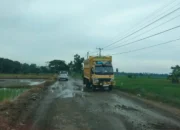 Jalan Poros Desa Lentu Rusak Parah, Warga Tagih Janji Bupati: “Kami Bayar Pajak Pak!”