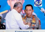 Kapolri Jenderal Pol. Listyo Sigit Prabowo Menerima Tanda Kehormatan Adhi Bhakti Senapati dari Badanan Siber dan Sandi Negara (BSSN) atas Kontribusinya dalam Penguatan keamanan dan Pertahanan iber Nasional.