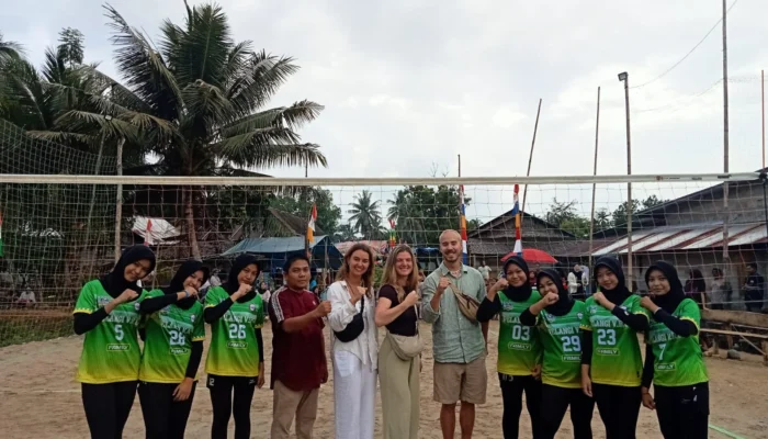 Manajer Pelangi Volly Ball Club Luwu Utara Alisman secara resmi memberikan apresiasi tinggi kepada pelatih dan tim atas pencapaian luar biasa
