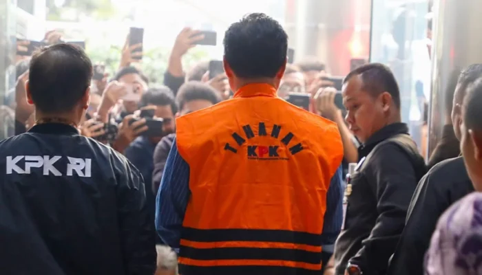 KPK Menetapkan dan Menahan Bupati Muara Enim Serta 3 orang lainnya Sebagai Tersangka Korupsi, terkait Pengadaan Barang dan Jasa (PBJ) di Lingkungan Pemerintah Kabupaten Muara Enim, Sumatera Selatan.