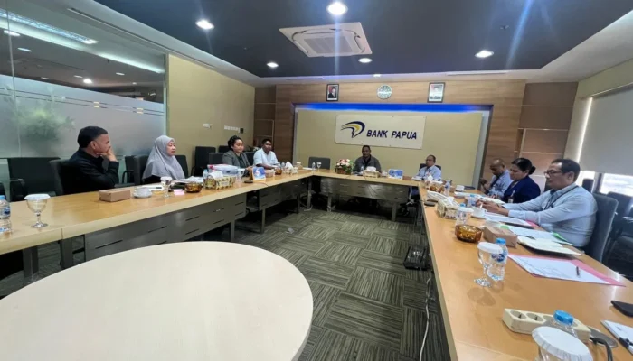 AUDIENSI DENGAN BEBERAPA KEPALA DIVISI, BANK PAPUA AKAN AUDIT KERUGIAN CKF AKIBAT DEBET SEPIHAK OLEH BANK PAPUA CABANG SORONG