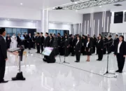 *Lantik 1.361 Pejabat ATR/BPN, Sekjen: Amanah Baru untuk Jadi Motor Penggerak Perubahan*  Rotasi kerja di lingkungan Kementerian Agraria dan Tata Ruang/Badan Pertanahan Nasional (ATR/BPN) merupakan langkah yang dilakukan untuk memperkuat organisasi dan mutu sumber daya manusia (SDM). Di momen Pelantikan 1.361 Pejabat Manajerial dan Non Manajerial yang berlangsung di Aula Prona Kementerian ATR/BPN, Jakarta. Sekretaris Jenderal (Sekjen) ATR/BPN, Dalu Agung Darmawan, menitipkan pesan kepada pejabat terlantik agar menggali potensi diri untuk menjalankan peranan baru.  “Selamat kepada pejabat yang dilantik atas amanah dan jabatan baru. Ini adalah kepercayaan besar yang membawa tanggung jawab untuk menjadi motor penggerak perubahan, melahirkan gagasan-gagasan yang inovatif, dan tentu saja memberikan pelayanan yang jauh lebih baik kepada masyarakat,” ujar Sekjen ATR/BPN.  Pejabat yang dilantik dalam kesempatan ini, terdiri dari 497 Pejabat Manajerial atau Struktural dan 864 Pejabat Non Manajerial atau Fungsional. Sekjen ATR/BPN meyakini, seluruh pegawai yang di pusat maupun daerah bisa menjadi penggerak dalam transformasi pelayanan pertanahan yang sedang dilakukan Kementerian ATR/BPN.  “30.000 orang pegawai yang ada di ATR/BPN akan menjadi kunci penggerak transformasi kita. Saya menginginkan agar seluruh pegawai menjadi SDM yang kompeten, yang profesional, dan memiliki semangat pelayanan yang menempatkan masyarakat sebagai prioritas utama,” tutur Dalu Agung Darmawan.  Untuk mendukung kelancaran transformasi pelayanan pertanahan, Kementerian ATR/BPN menetapkan aturan baru terkait pengelolaan SDM, yaitu Peraturan Menteri ATR/Kepala BPN Nomor 9 Tahun 2026 tentang Organisasi dan Tata Kerja Kantor Wilayah Badan Pertanahan Nasional dan Kantor Pertanahan. Dengan diberlakukannya aturan tersebut, kini 10 Kantor Pertanahan mulai menerapkan nomenklatur Jabatan Pengawas yang membidangi kewilayahan, yakni Seksi 1 hingga Seksi 6 sesuai dengan tipologi masing-masing Kantor Pertanahan.  “Kita berharap perubahan ini mampu mendukung layanan pertanahan dengan lebih cepat dan lebih prima, serta meningkatkan kualitas jalannya proses pelayanan publik kepada masyarakat,” ucap Sekjen ATR/BPN.  Di hadapan jajarannya yang mengikuti proses pelantikan secara luring dan daring dari penjuru Indonesia, Sekjen ATR/BPN mengingatkan bahwa keberhasilan transformasi layanan tidak hanya bergantung pada penataan organisasi, tetapi juga pada kualitas SDM yang menjalankannya. Adapun hadir mengikuti langsung prosesi pelantikan di Aula Prona, Jakarta, para Pejabat Pimpinan Tinggi Madya dan Pratama di lingkungan Kementerian ATR/BPN.