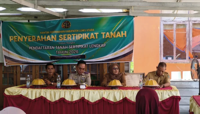 Kepala Kantor Pertanahan Luwu Utara Serahkan Langsung Sertifikat PTSL di Desa Tingkara